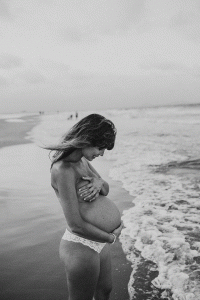 sesion fotos embarazo en la playa al atardecer
